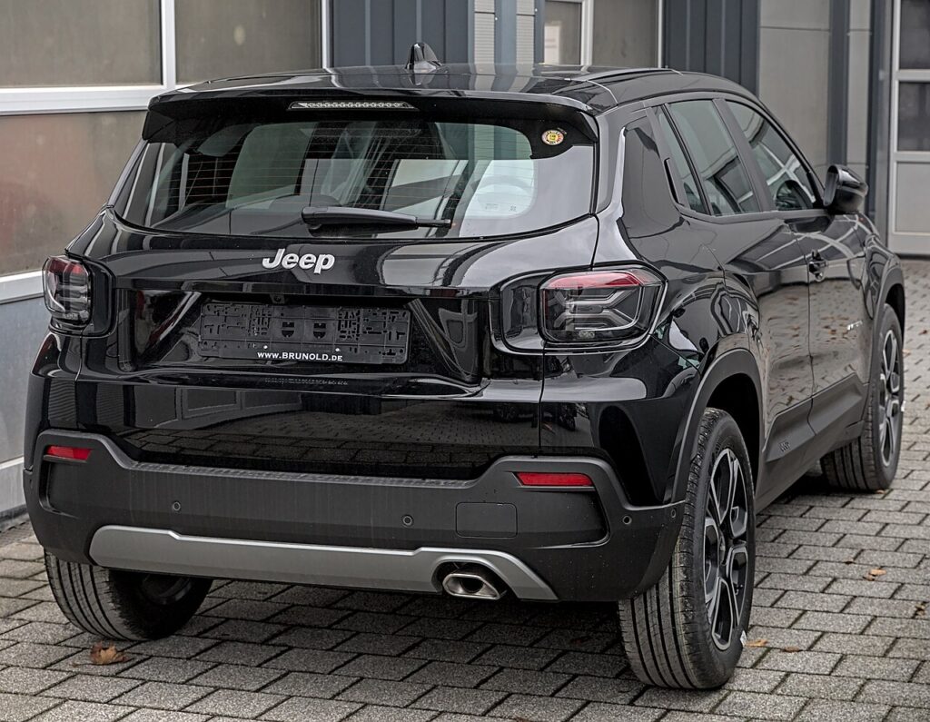 Jeep Avenger driving