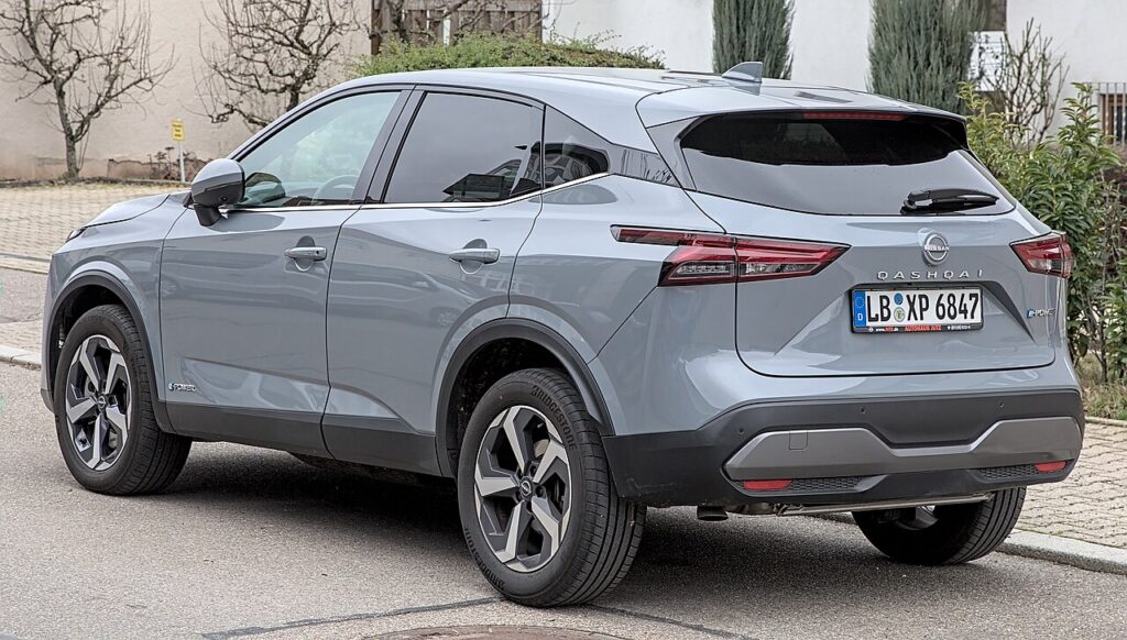 Nissan Qashqai driving