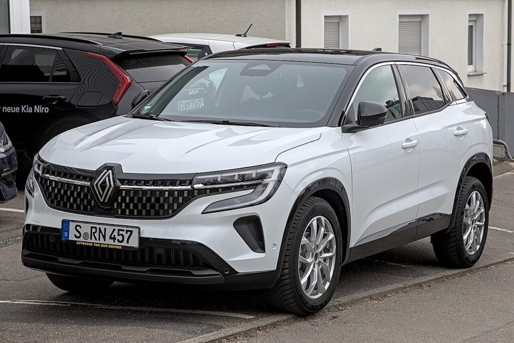Renault Austral driving